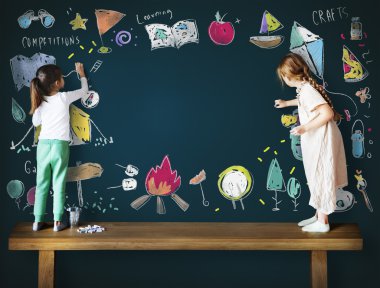 Yazı tahtası üzerinde çizim kızlar