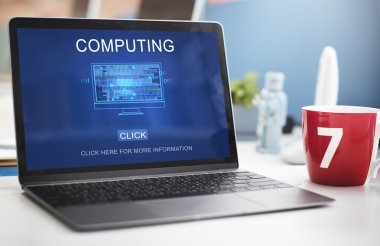 masa üstünde laptop açık