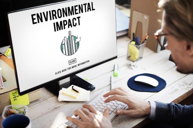 bilgisayarla çalışma iş adamı