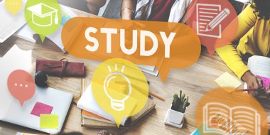 Üniversite öğrencileri birlikte beyin fırtınası