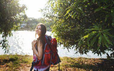 kız sırt çantası ile seyahat