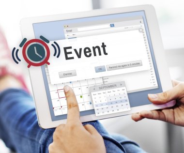 Dijital tablet tutan kadın