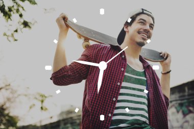 kaykay ile yakışıklı adam