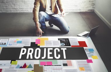 Proje ile çalışan iş adamı