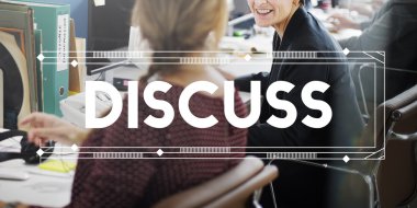 iş arkadaşları tartışıyor