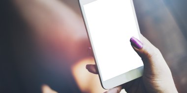 El ele tutuşan cep telefonu