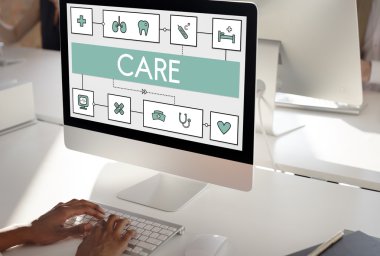 kişi bilgisayar ile çalışma