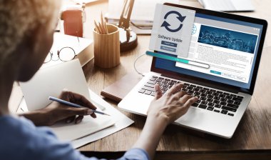 Afrikalı kadın bilgisayarla çalışma