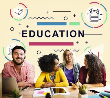 Üniversite öğrencileri birlikte beyin fırtınası