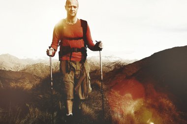 adam dağlarda hiking  