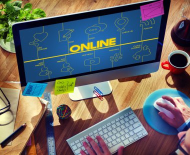 Bilgisayar kullanan adam