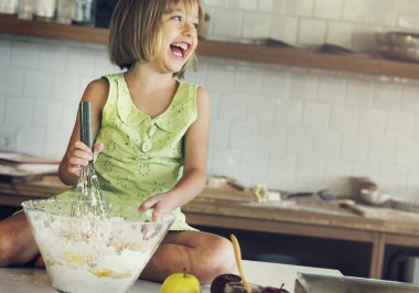 çerez hamur yoğurma kız