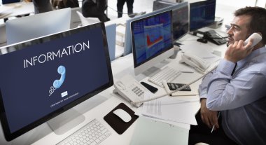 işadamı bilgi olan bilgisayarlarda çalışma