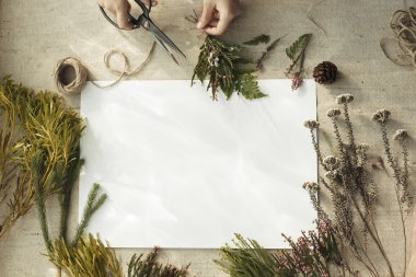 Dekorasyon ve yönetim kurulu ile çiçekler