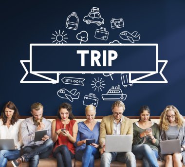 aygıtlar ve gezi ile insanlar oturup