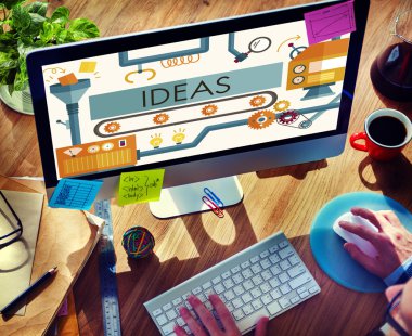 Bilgisayar kullanan adam