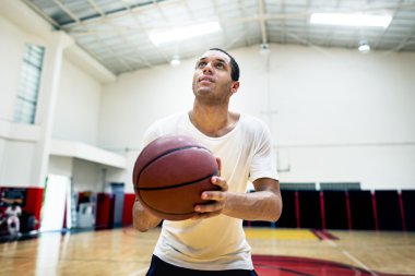 Topu olan basketbol oyuncusu