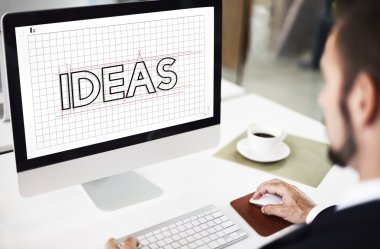 Bilgisayarda çalışan iş adamı