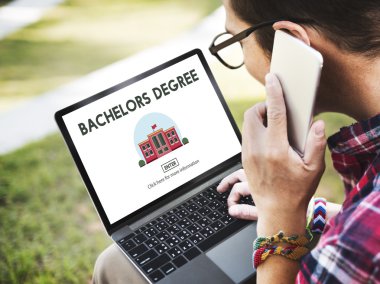 Park içinde laptop ile çalışan adam