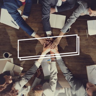 toplantıda el sıkışan iş adamları