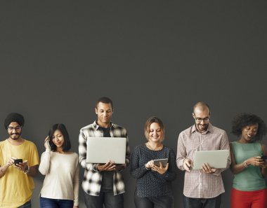 İnsanlar dijital araçları tarama