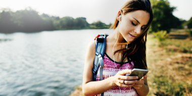 Akıllı telefon kullanan kız