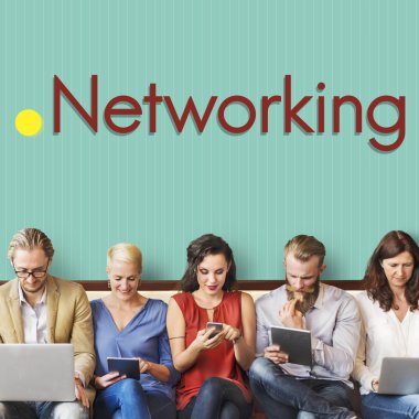 aygıtlar ve ağ ile insanlar oturup