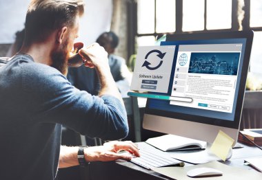 bilgisayarda çalışan adam 