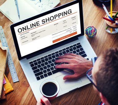 dizüstü bilgisayar kullanan adam