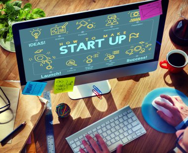 Bilgisayar kullanan adam 