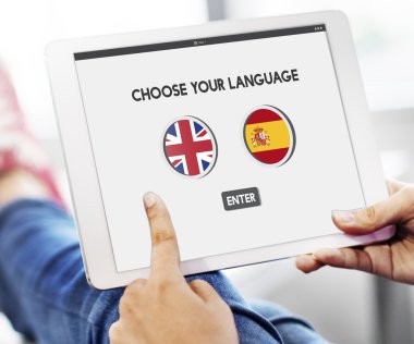 Dijital tablet tutan kadın