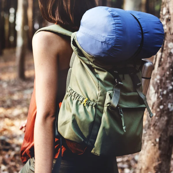 Chica trekking al aire libre — Foto de Stock