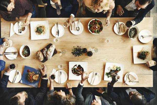 Podnikatelé na setkání jíst — Stock fotografie