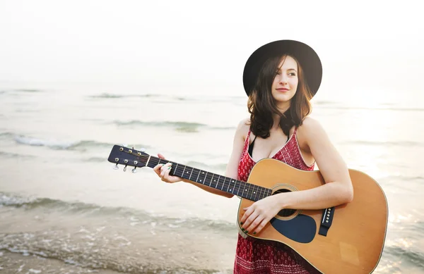 Frau spielt Gitarre — Stockfoto