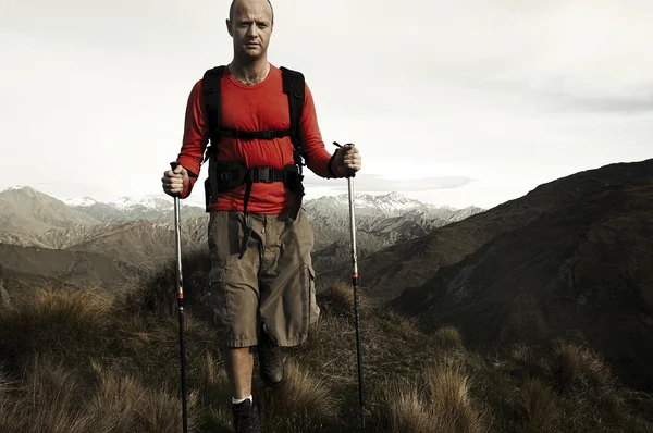 Homme randonnée en montagne — Photo