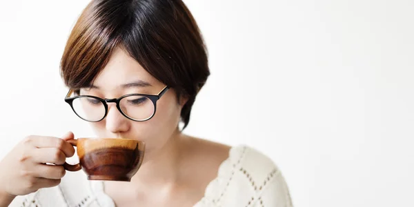 Азиатка пьет чай — стоковое фото