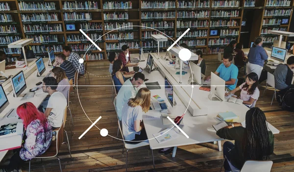 Estudantes usando computadores na biblioteca universitária — Fotografia de Stock