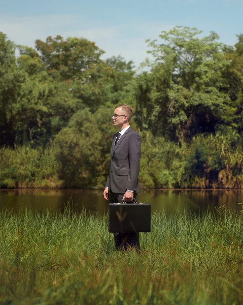 Geschäftsmann mit Koffer — Stockfoto