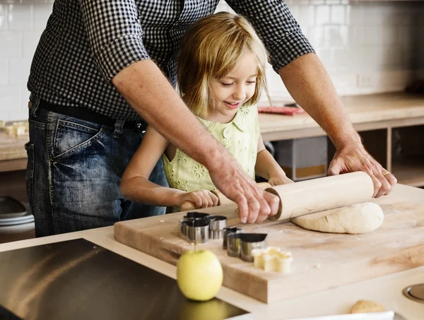 Liten flicka med far att göra cookies — Stockfoto