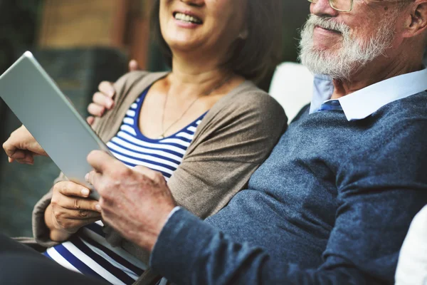 Äldre par med digital tablet — Stockfoto
