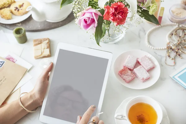 Kobieta stosująca tabletkę — Zdjęcie stockowe