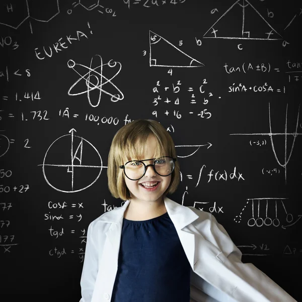 Kid leende nära blackboard — Stockfoto