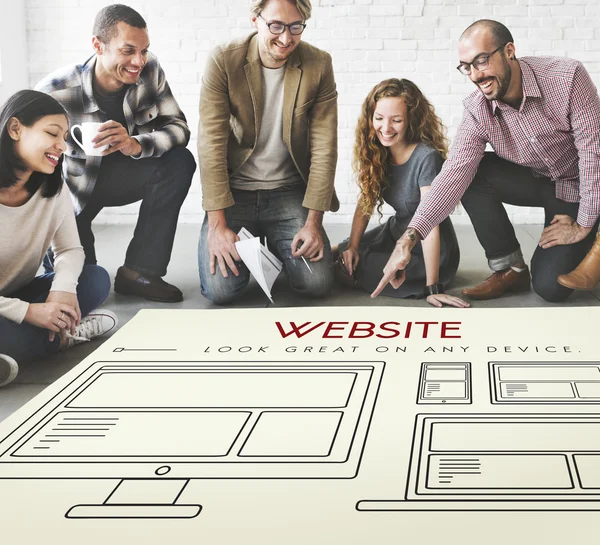 Ontwerpers werken met affiche en website — Stockfoto