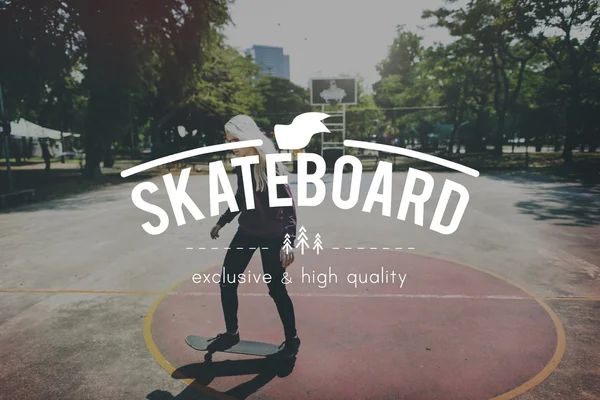 Mladá žena jízda na skateboardu — Stock fotografie