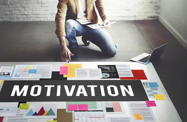 Homme d'affaires travaillant avec motivation — Photo