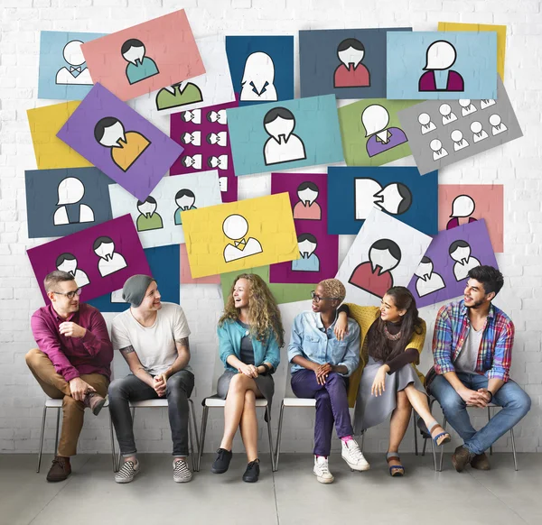 Grupo de pessoas sentadas e conversando — Fotografia de Stock