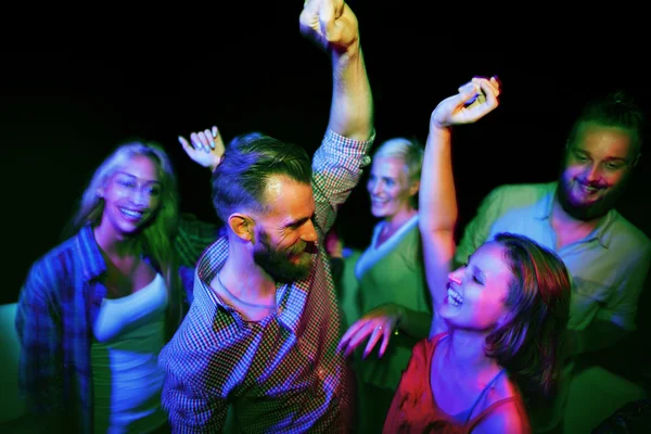 Amigos bailando en fiesta nocturna —  Fotos de Stock