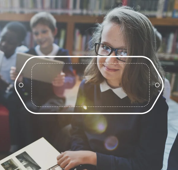 Les enfants étudient à la bibliothèque — Photo