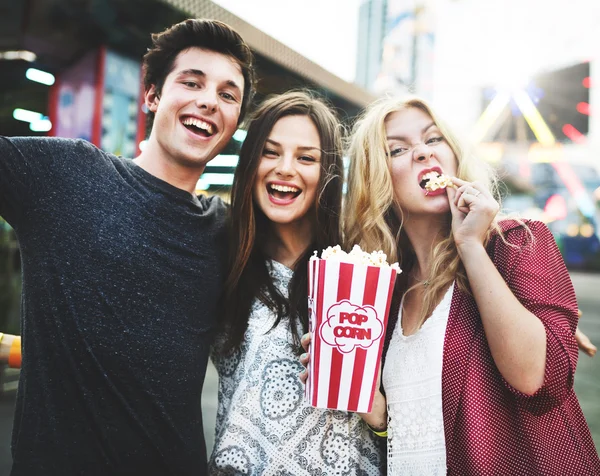 Amigos se divierten en Parque de Atracciones — Foto de Stock