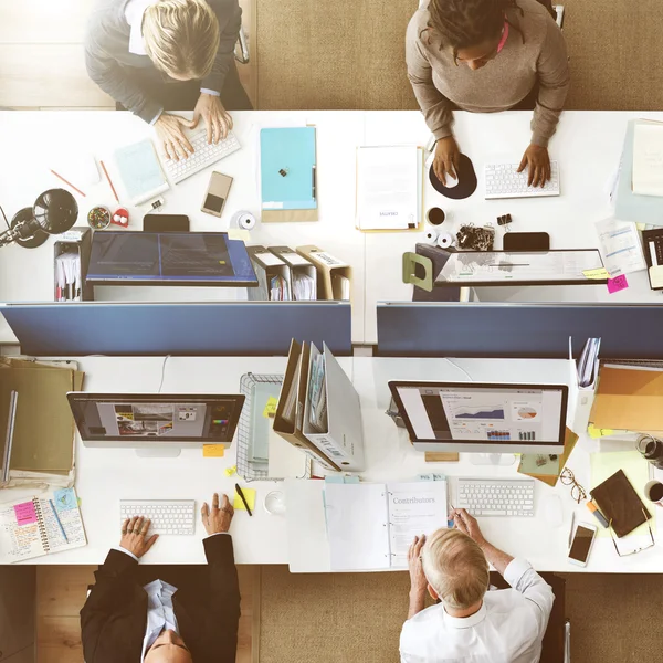 Equipe de negócios trabalhando em computadores — Fotografia de Stock